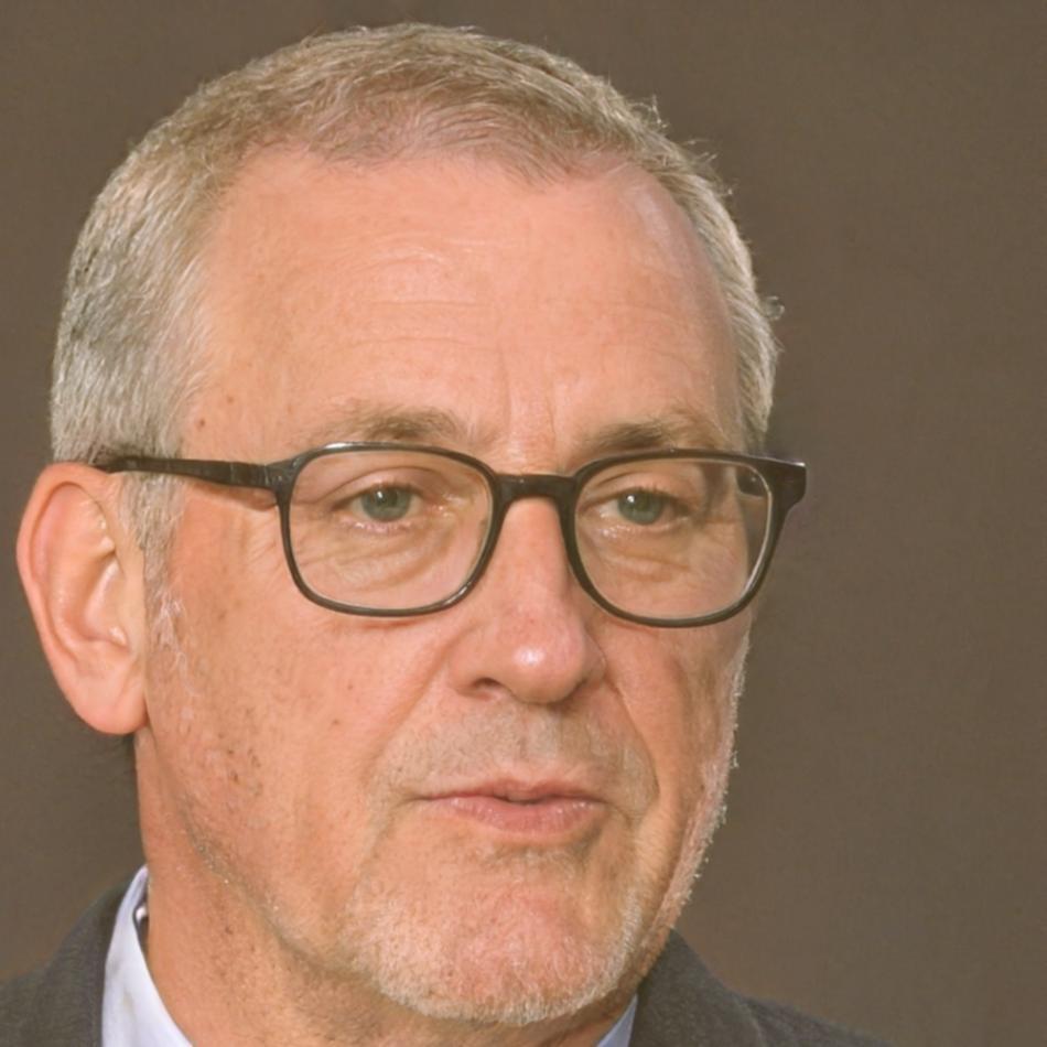 Estudiante graduado aplicando objetivos SMART en su carrera profesional