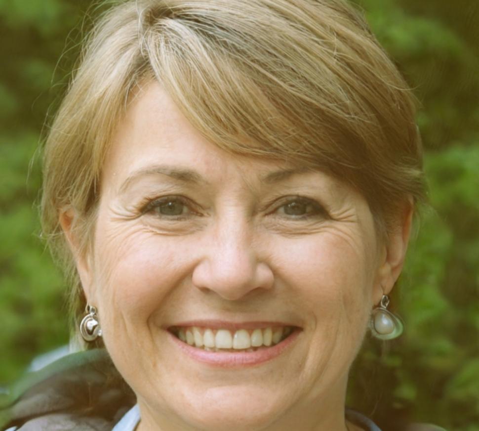 Instructora explicando metodología educativa centrada en resultados